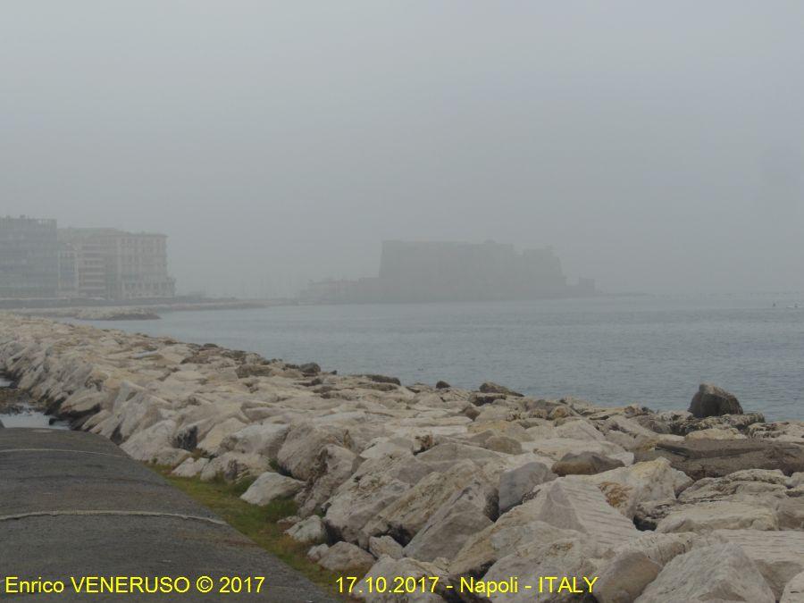Napoli baciata dalla nebbia - 1.jpg
